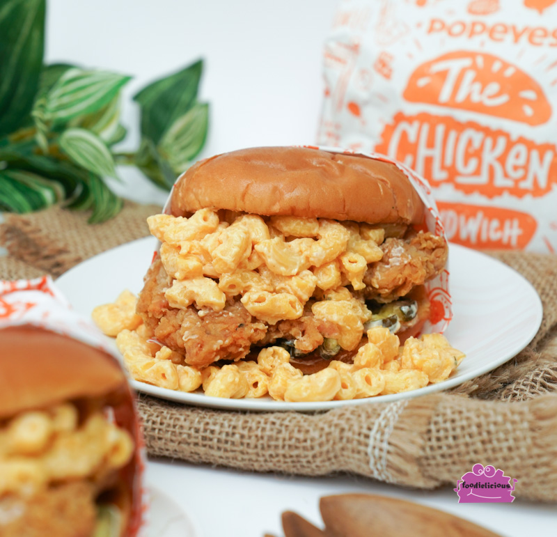 Popeyes Mac 'n Cheese Chicken Sandwich (Review)2 oofoodielicious